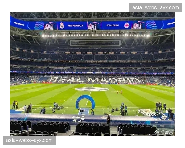 特写:伯纳乌球场,首批测试观众佩戴轻量化XR眼镜观看皇马进攻组织路线