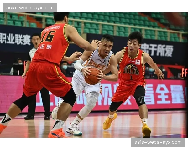 【2026年4月CBA联赛·赛中·聚焦特写：山西汾酒老将原帅命中生涯第1600记三分，主场球迷起立致敬