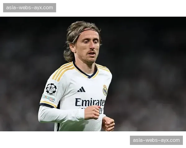 特写：39岁的莫德里奇在皇马替补席上，凝神观看场上年轻队友的比赛